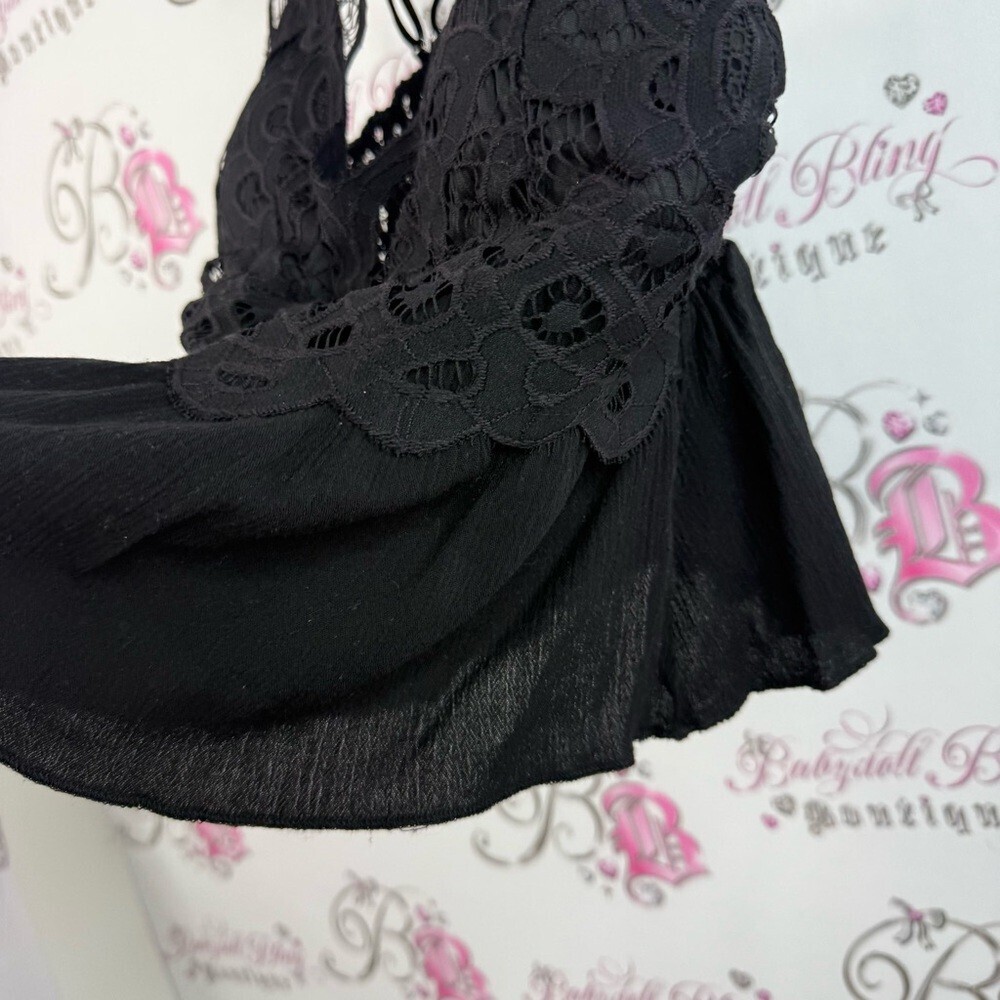 Ardene tank top cropped crochet lace floral detail Black Textured Lace Top - Picture 7 of 12